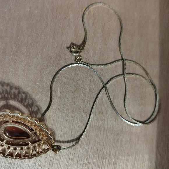 Vtg 1974 Sarah Coventry Amber Teardrop Goldtone Pendant 1.5” - Picture 4 of 6